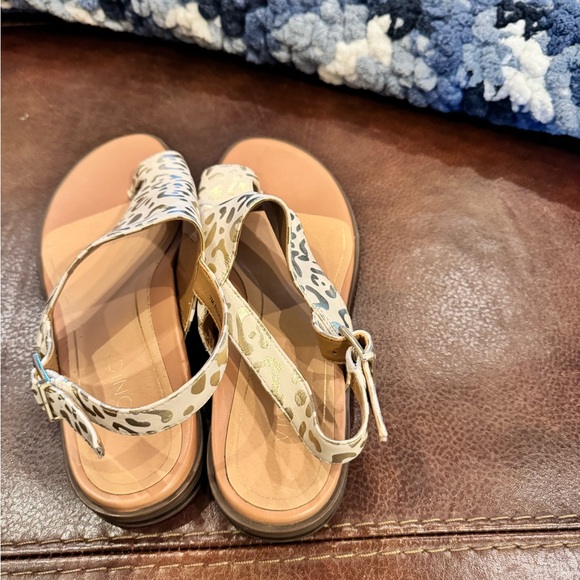 Vionic Ella sandals EUC gold/white animal  print - Picture 3 of 6